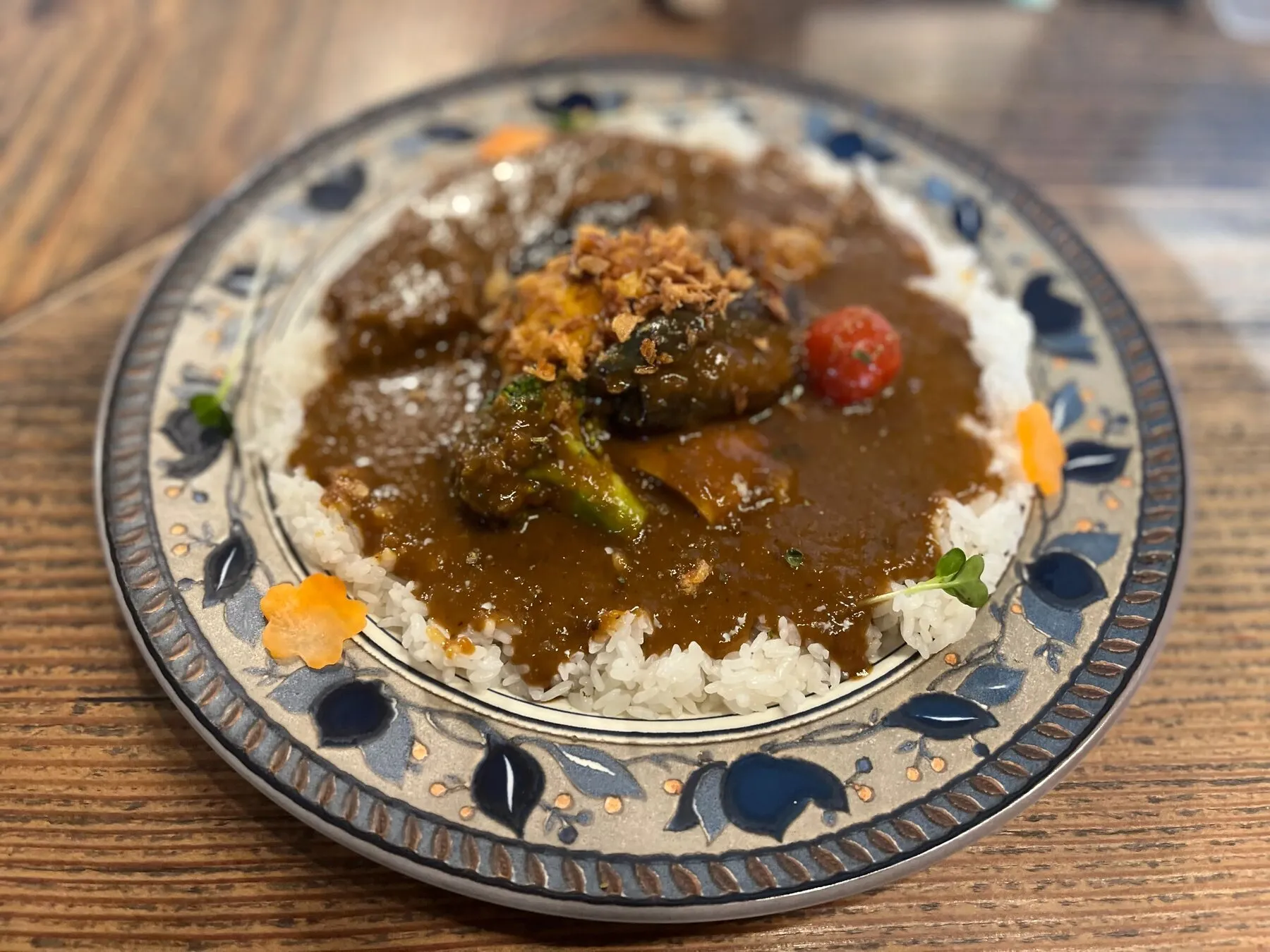 青い絵付けの皿に盛られたカレーライス
