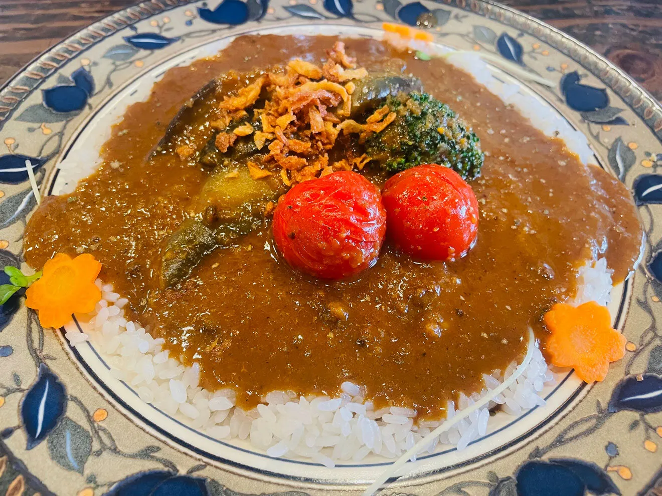 素揚げの茄子とブロッコリー、トマトがのったカレー