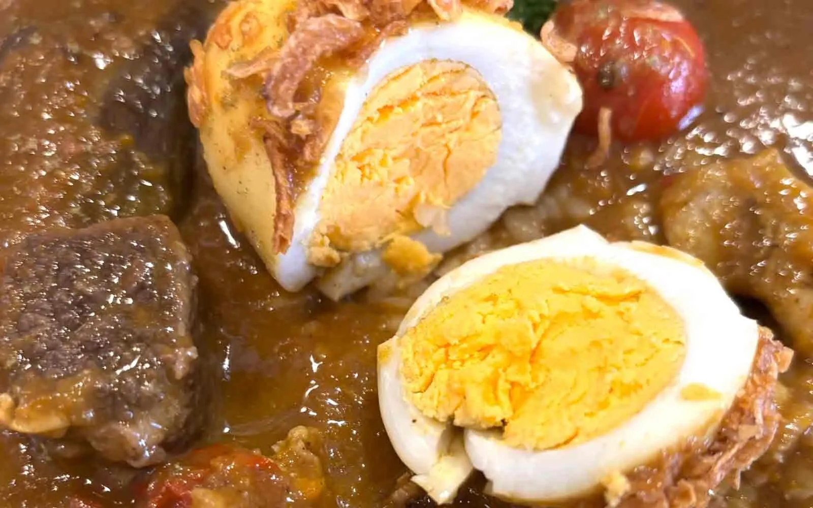 カレーに添えられた半分に切ったゆで卵