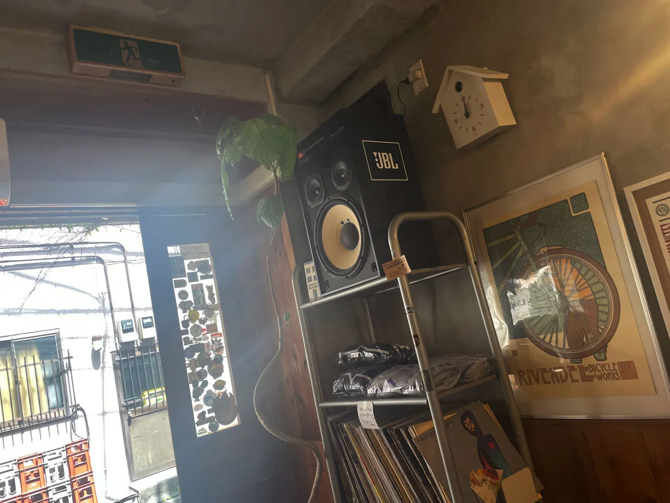 店内の壁に据えられた JBL のスピーカーと鳩時計