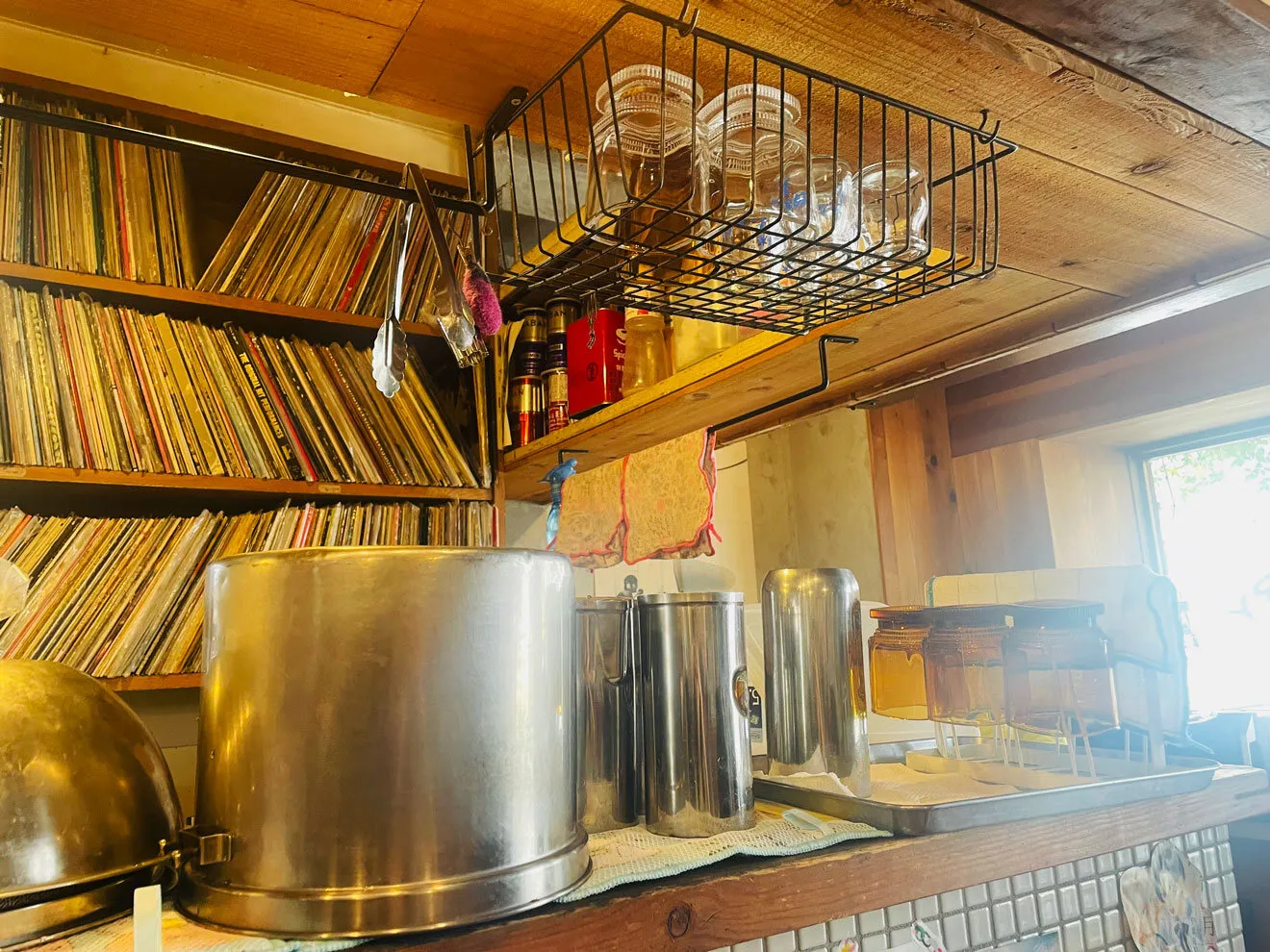 厨房の棚にぎっしりと並んだレコードと、カレーを煮込む寸胴鍋
